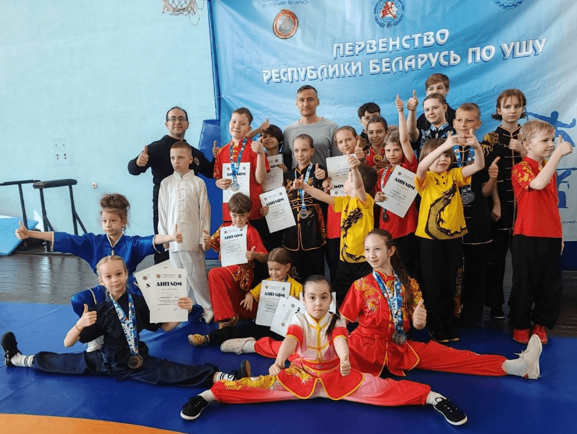 Дети занимаются спортивным Ушу